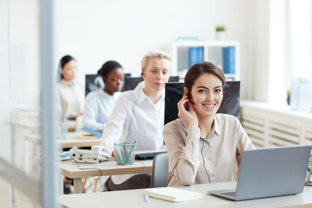 female-operator-in-call-center